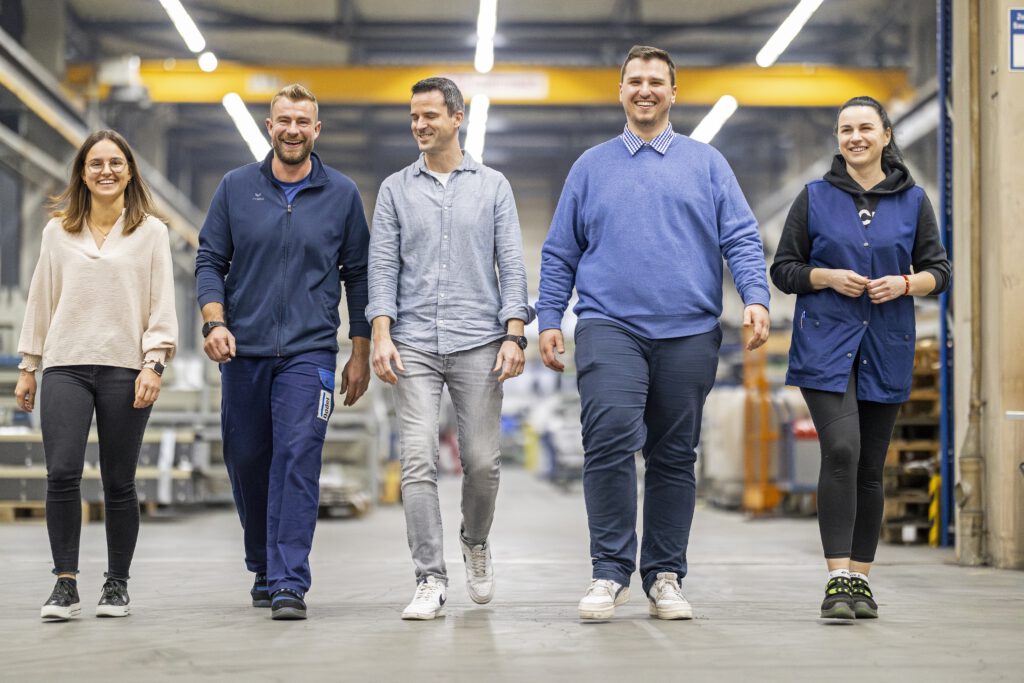 Das Team Der Dodel Metallbau Gmbh Geht Durch Die Werkstatt.