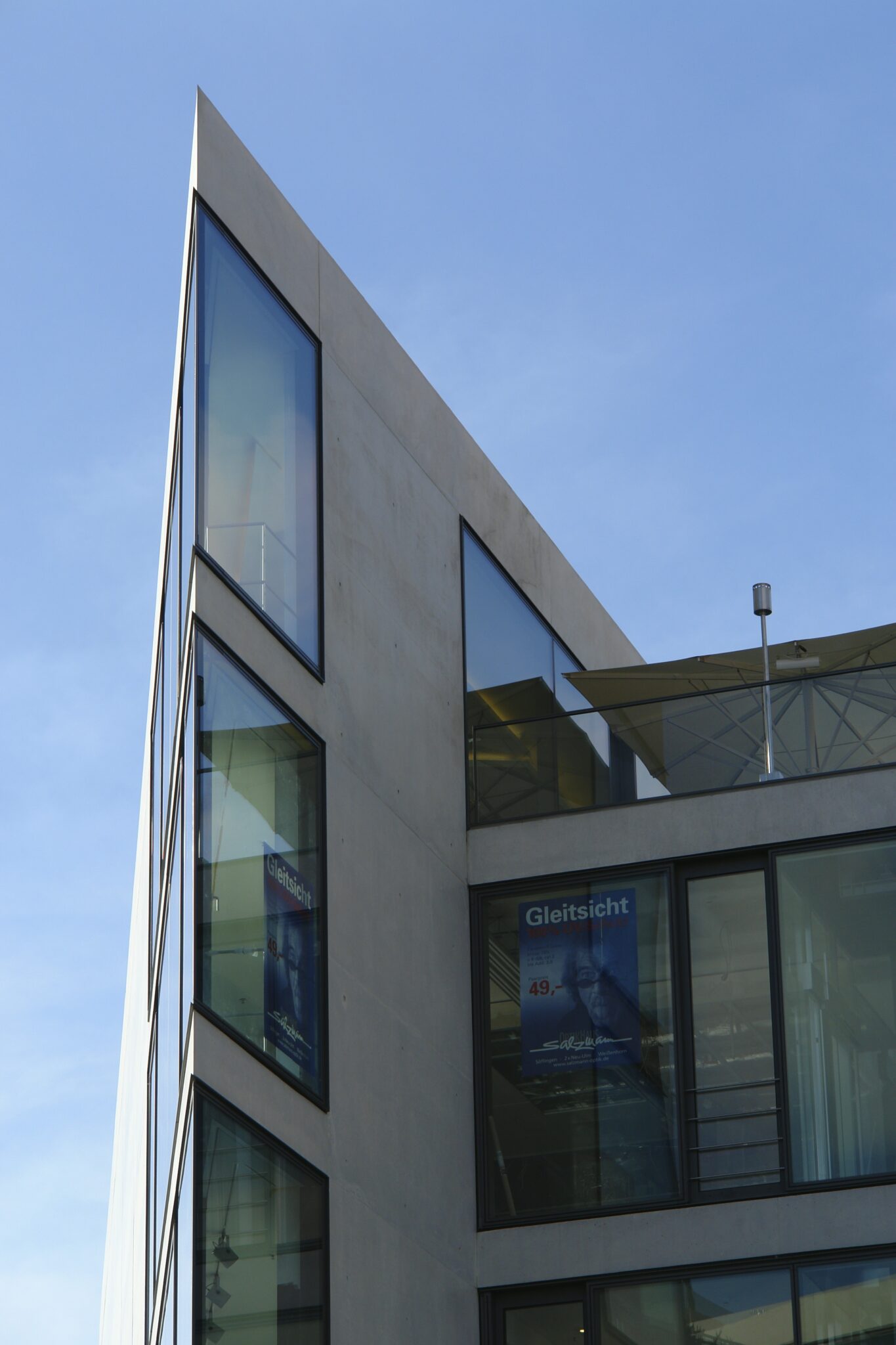 Moderne Glasfassade eines Gebaeudes aus dem Projekt "Neue Mitte Ulm" von Dodel Metallbau.