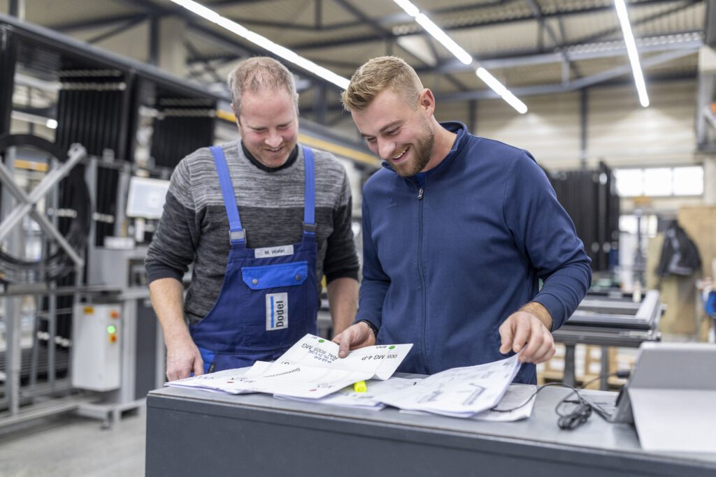 Mitarbeiter Der Dodel Metallbau Gmbh Bei Der Planung In Der Werkstatt.