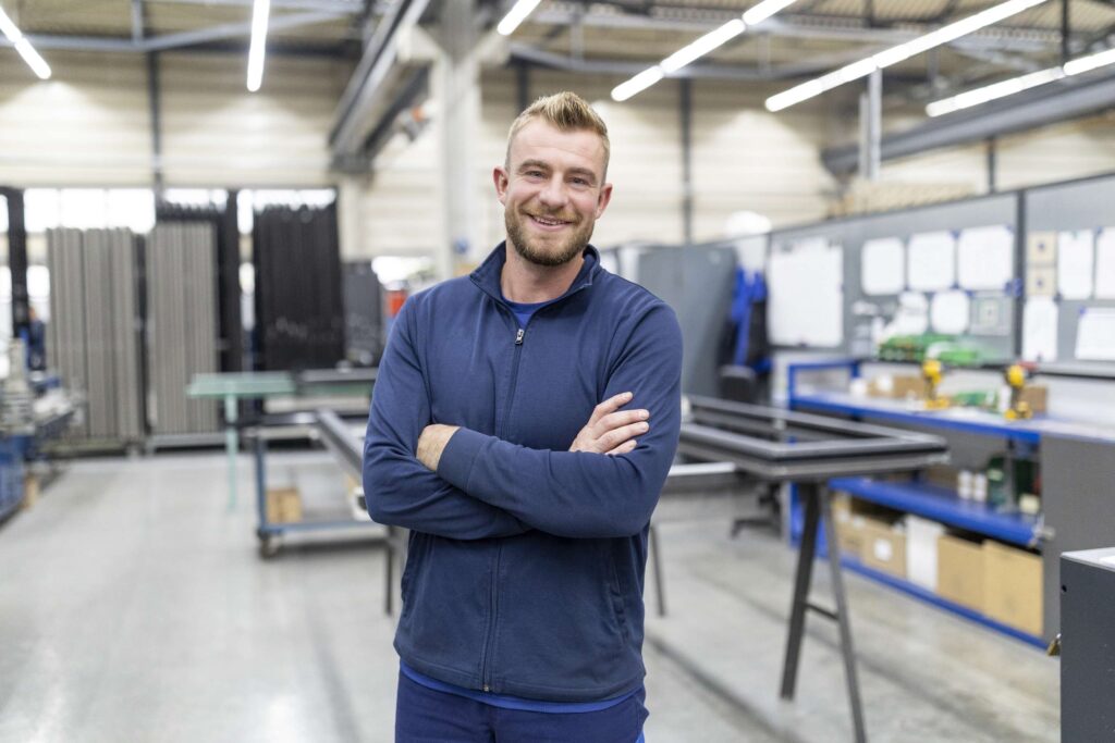 Mitarbeiter von Dodel Metallbau in der Werkhalle stehend