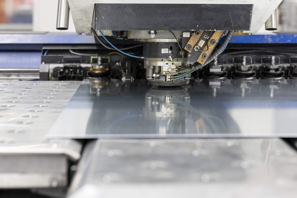 Nahaufnahme einer CNC Maschine bei der Metallbearbeitung.