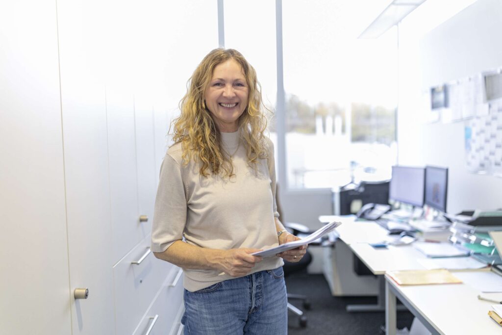 Mitarbeiterin der Dodel Metallbau GmbH im Buero mit Tablet in der Hand.