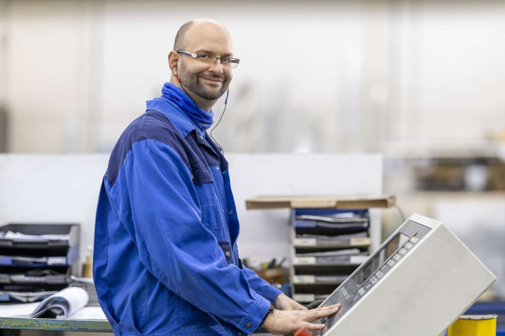 Mitarbeiter Der Dodel Metallbau Gmbh In Der Produktion.