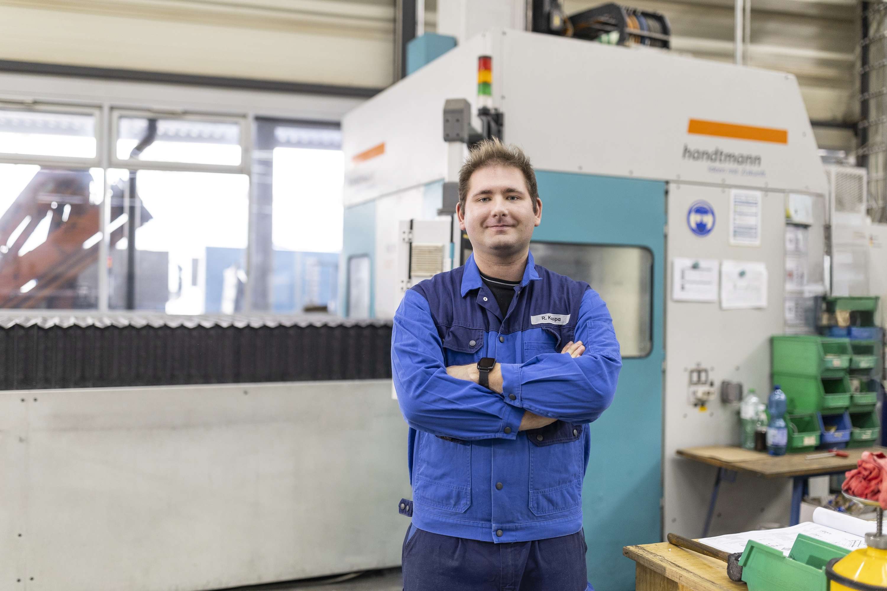 Dodel Metallbau Mitarbeiter Vor Maschine