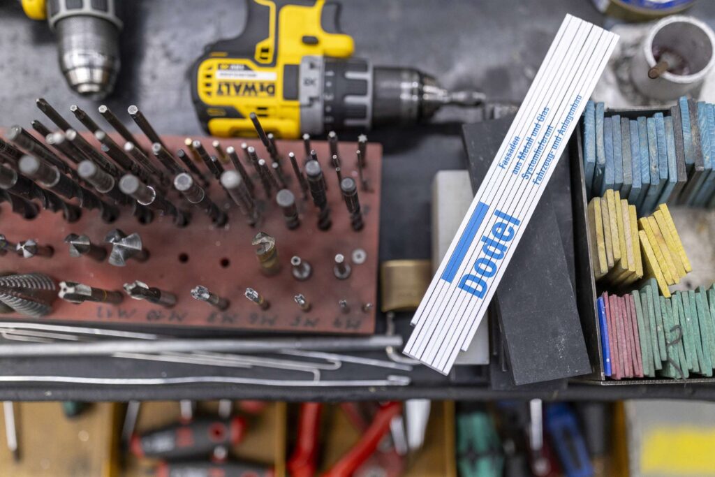 Werkbank Mit Werkzeugen Der Dodel Metallbau Gmbh, Darunter Bohrer Und Feilen.