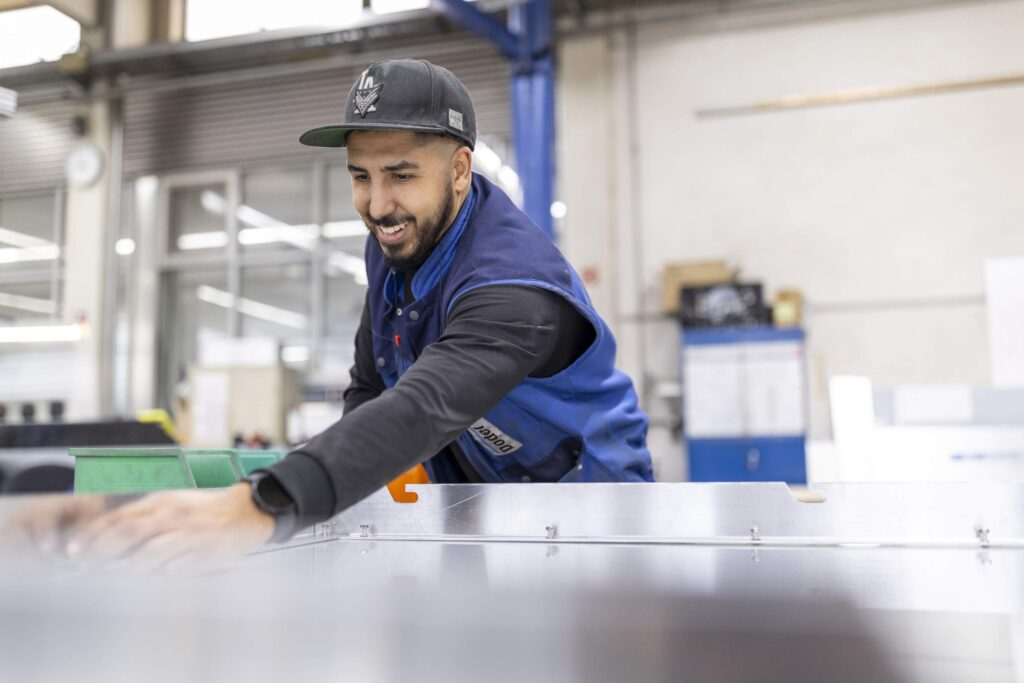 Fabrikarbeiter am arbeitsplatz
