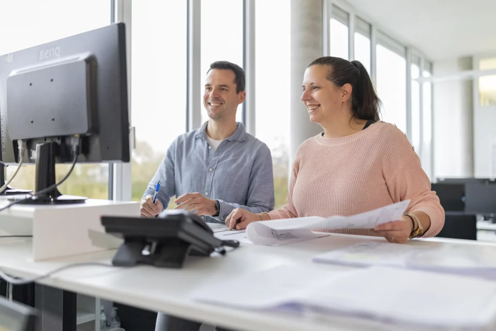 Buero arbeitsplatz zwei personen computer