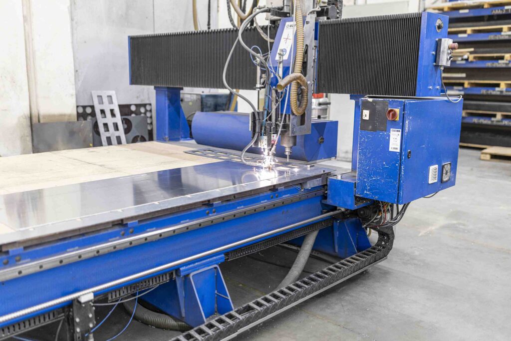 Eine industrielle CNC Fraesmaschine in einer Werkshalle.
