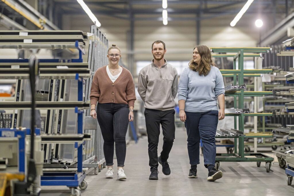 Mitarbeiter der Dodel Metallbau GmbH bei einem Rundgang in der Fabrikhalle.