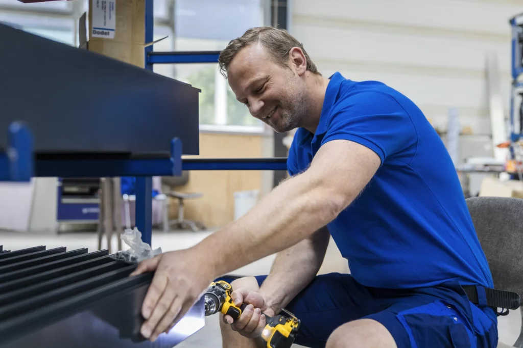 Mann bei der arbeiten an maschine