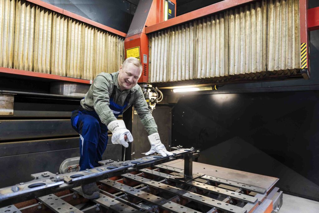 Ein Arbeiter bedient eine Metallverarbeitungsmaschine in einer Werkstatt.