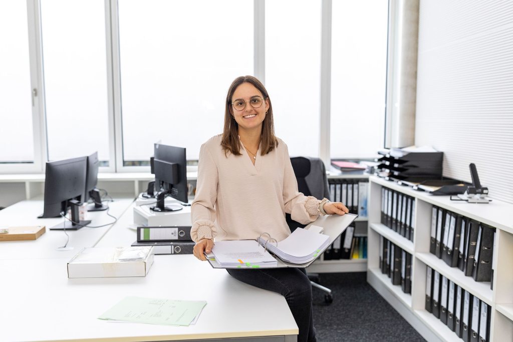 Frau am Schreibtisch