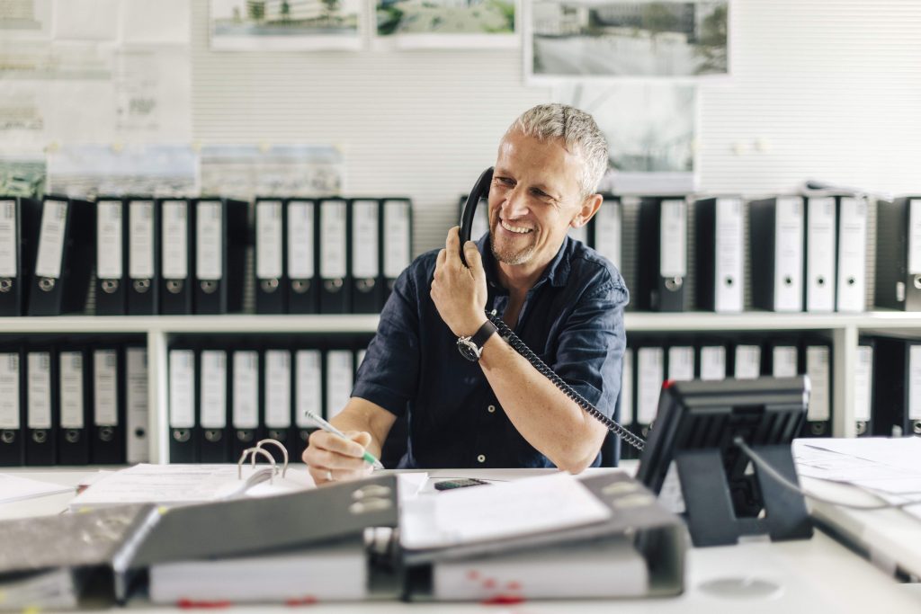 Mann am Telefon