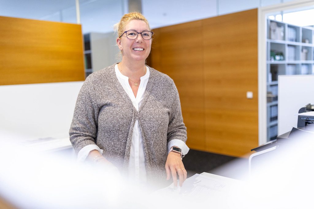 Mitarbeiterin im Büro
